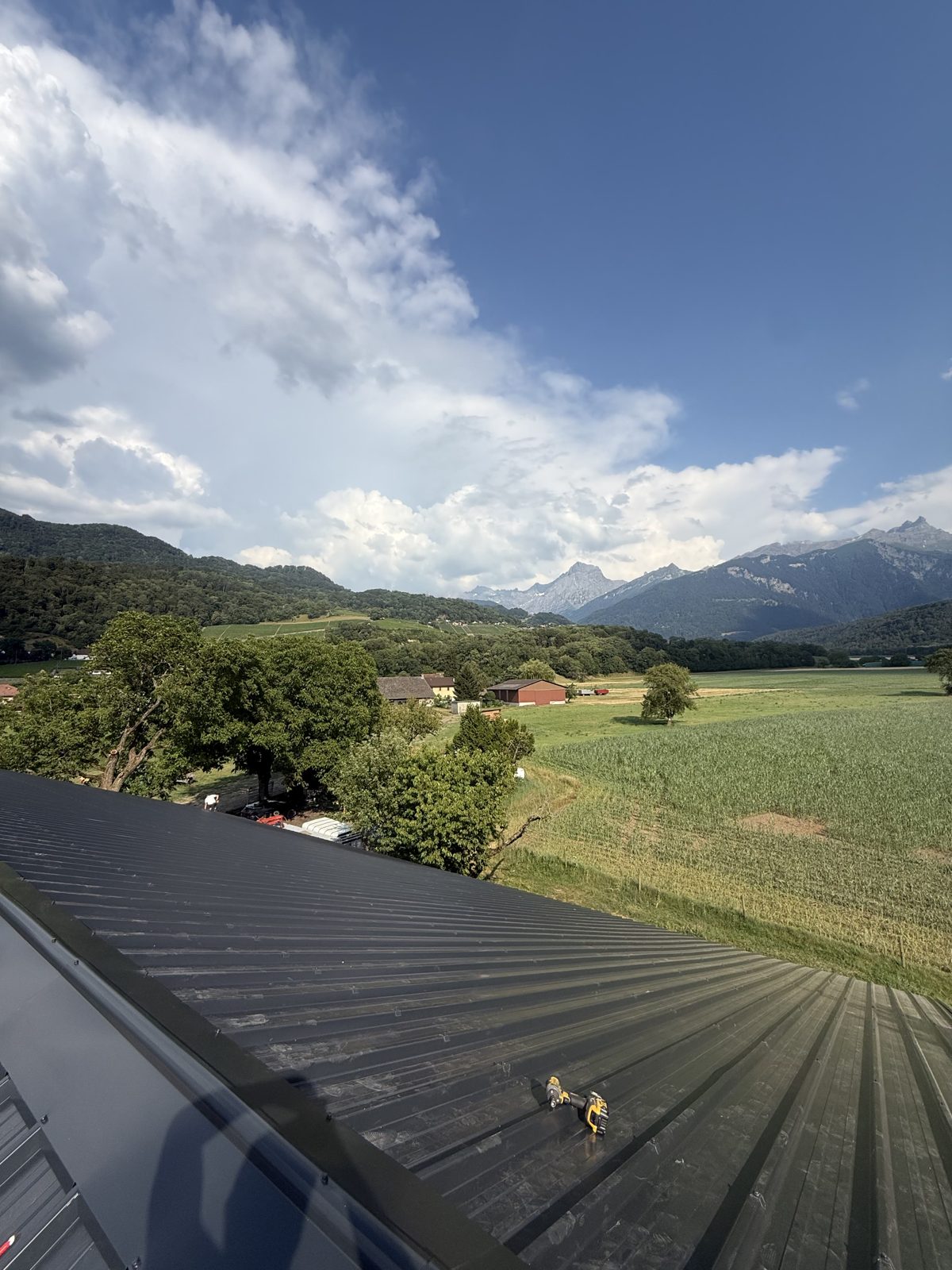Bardage de façade — immeuble commercial